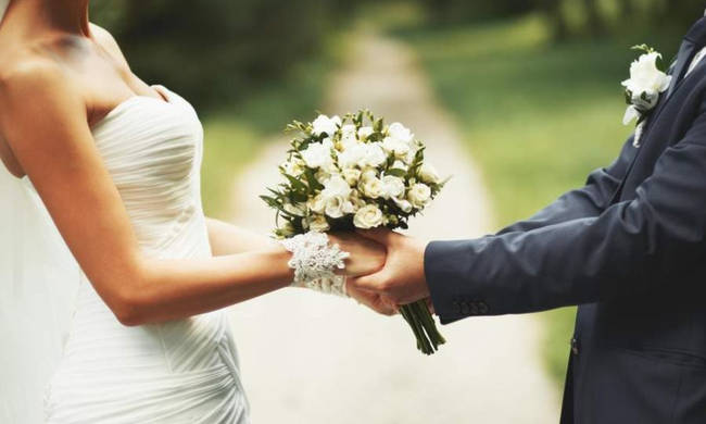 Κακός χαμός με γάμο στη Χαλκίδα: Αποκαλύφθηκε το μυστικό του γαμπρού και τον πήραν όλοι στο κυνήγι!