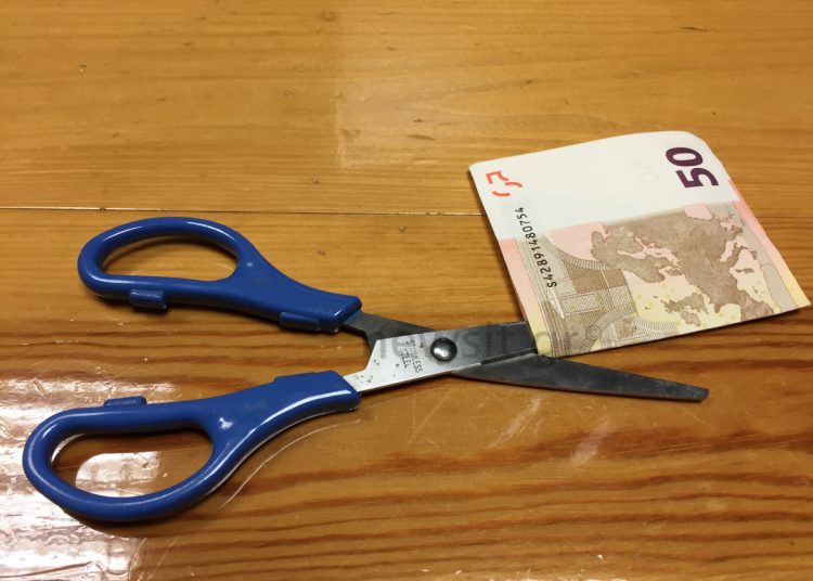 Δημόσιο: Μειώσεις μισθών – Πως τα επιδόματα φέρνουν “κούρεμα” στις αποδοχές