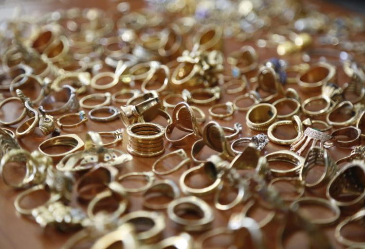 Συνέλαβαν πασίγνωστο ιδιοκτήτη αλυσίδας με ενεχυροδανειστήρια – Τεράστιο κύκλωμα λαθρεμπορίας χρυσού