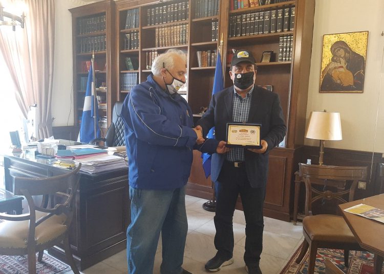Πλακέτα κι ευχαριστίες από την ΑΟΛΑΠ στον Δήμαρχο Πύργου