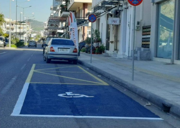 Δήμος Πύργου: Ο Πύργος μια πόλη προσβάσιμη σε όλους – Δημιουργούνται νέες θέσεις στάθμευσης ΑΜΕΑ και προχωρούν νέες ράμπες