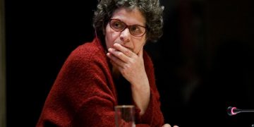 ‘Ελενα Ακρίτα: Πού ξόδεψε η κόρη του Μίκη δυο εκατομμύρια ευρώ σε δυο χρόνια; Διασύρει τον πατέρα της!