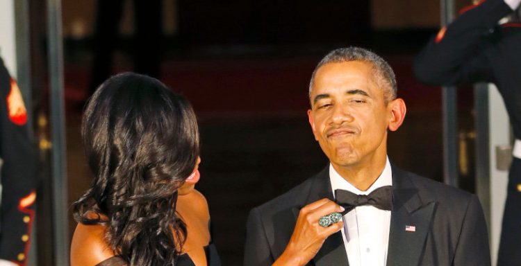 Ο Μπαράκ Ομπάμα περιγράφει πώς… κρυφοκάπνιζε στον Λευκό Οίκο και πώς το έκοψε μαχαίρι όταν τον έπιασε η Μαλία