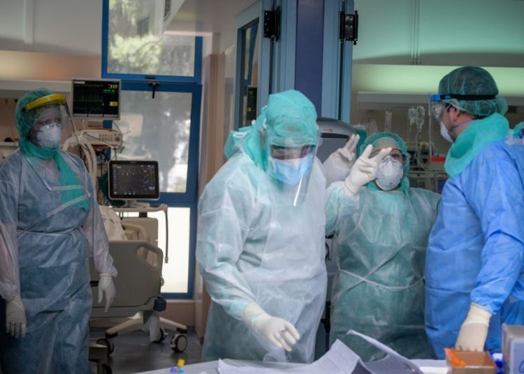 Κορονοιός Θεσσαλονίκη: Τρένο θα μεταφέρει διασωληνωμένους στην Αθήνα! – Στο Ιπποκράτειο βρέφος 22 μηνών