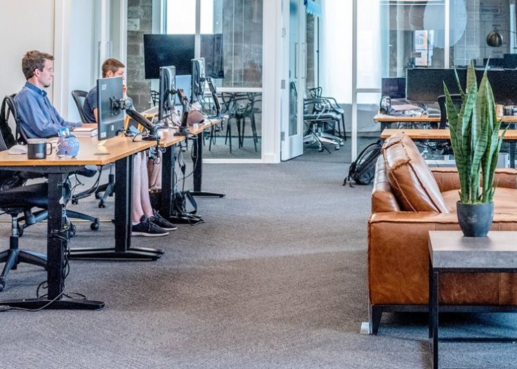 Μείωση ασφαλιστικών εισφορών από το 2021 και δεύτερη ευκαιρία για το επίδομα γέννησης