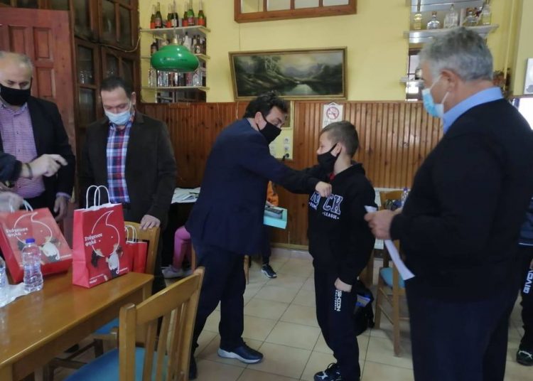 Κοντά στους μαθητές της Πεύκης ο Δήμαρχος Πύργου – Μοίρασε τάμπλετ για την τηλεκπαίδευσή τους