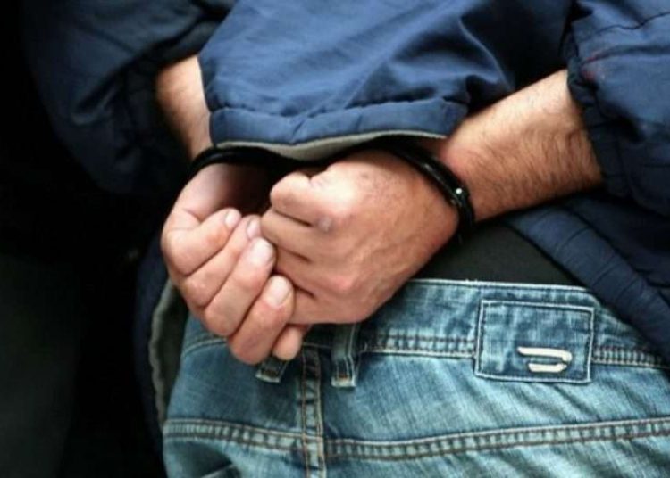 Συνελήφθησαν δύο άνδρες για ληστεία σε βάρος πεζού