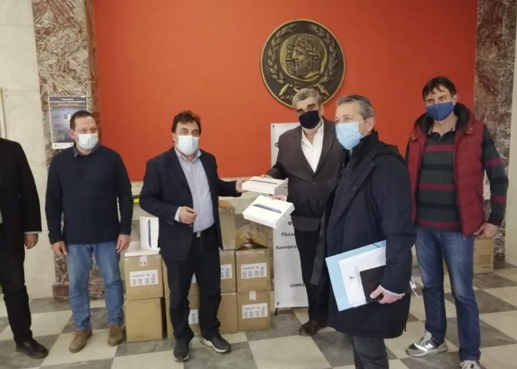 Προσφορά 200 τάμπλετ σε μαθητές από τον Δήμο Πύργου – Π. Αντωνακόπουλος «Κανείς μόνος του. Είμαστε κι εμείς εδώ!»