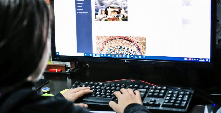 Με προβλήματα η πρεμιέρα της τηλεκπαίδευσης: Δεν μπορούν να μπουν στο σύστημα οι μαθητές -Τι απαντά το υπ. Παιδείας