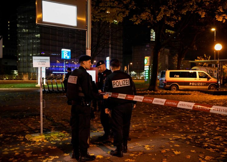 Βιέννη: 3 νεκροί και 15 τραυματίες από την τρομοκρατική επίθεση – Ψάχνουν ακόμα τον ένα δράστη