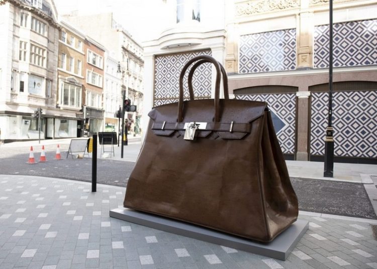 Εκπληξη: Η γιγάντια Birkin bag στη Bond Street του Λονδίνου έχει ελληνική υπογραφή