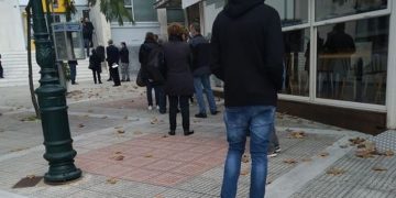 ΠΥΡΓΟΣ: Περιμένοντας στις ουρές των Τραπεζών απολαμβάνεις… φαγητό, κούρεμα, γλυκό και καφέ