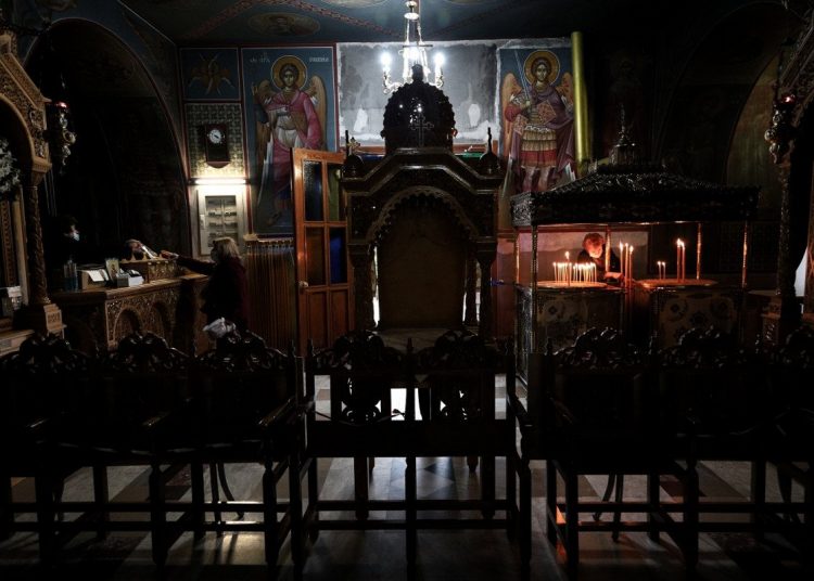 «Ιερό αντάρτικο» για τις κλειστές εκκλησίες τις γιορτές – «Ας έρθουν να μας συλλάβουν» λέει ο Μητροπολίτης Κυθήρων