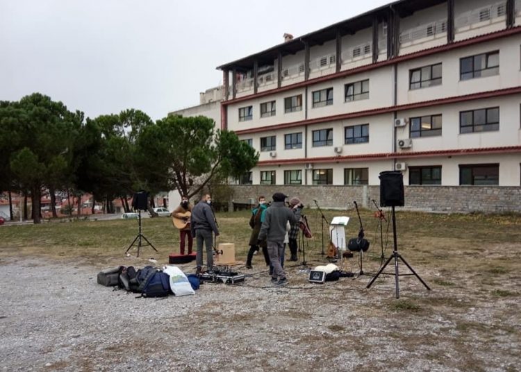 Αδέρφια από τον Πύργο έπαιξαν μουσική με τη μπάντα τους για τους ασθενείς και το προσωπικό του Παπανικολάου που πολεμούν την πανδημία