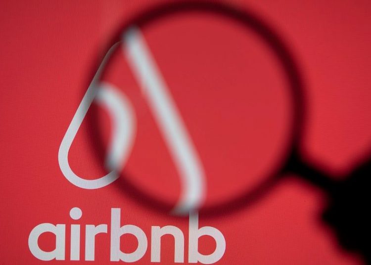 Airbnb: “Βουτιά” 25% μετά την IPO – Οι ιδρυτές της έχασαν $5 δισ. σε 3 ημέρες