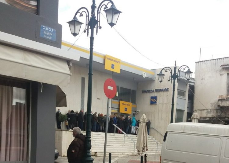 ΠΥΡΓΟΣ: Απίθανος συνωστισμός σε Τράπεζες της πόλης. Εκεί δεν υπάρχει κίνδυνος κορωνοιού;;;
