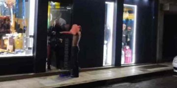 Ποια παπούτσια; Στο Αγρίνιο δοκιμάζουν και παντελόνια στο πεζοδρόμιο (Video)