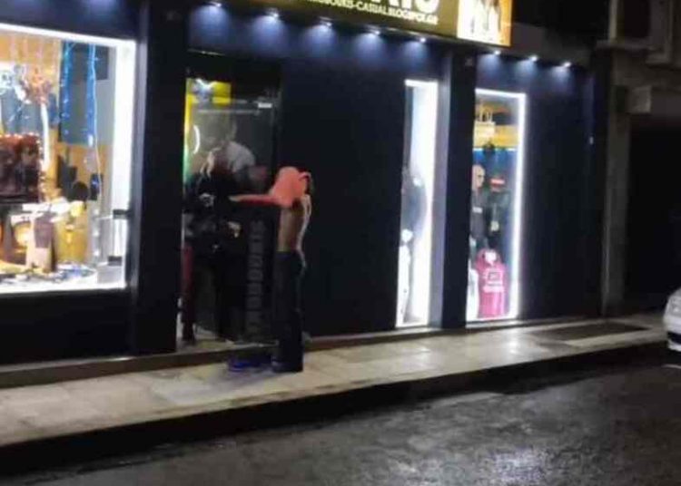 Ποια παπούτσια; Στο Αγρίνιο δοκιμάζουν και παντελόνια στο πεζοδρόμιο (Video)