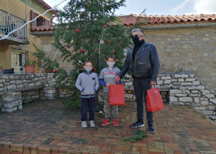 Για πρώτη φορά δίπλα σε όλα τα παιδιά των απομακρυσμένων περιοχών-Δόθηκαν πάνω από 300 σακούλες με δώρα!