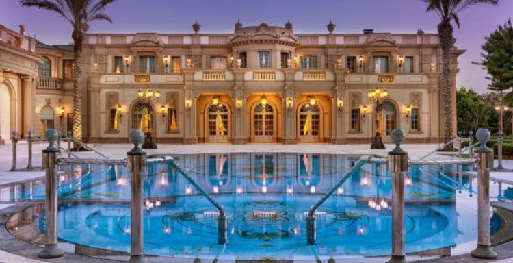 Μια έπαυλη στο Ισραήλ που θα μπορούσε να είναι παλάτι – Ανήκει σε Ρώσο δισεκατομμυριούχο, έχει παντού χρυσό [εικόνες]