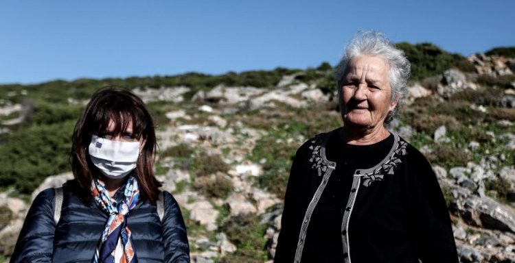 Η Κ. Σακελλαροπούλου στην Κίναρο με τη μοναχική κυρά Ρηνιώ -«Συμβολίζει τα φετινά Χριστούγεννα»