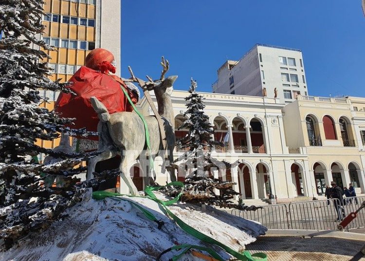 “Μύρισαν” Χριστούγεννα στις πόλεις της Ελλάδας. Στον Πύργο πάντα τελευταίοι…