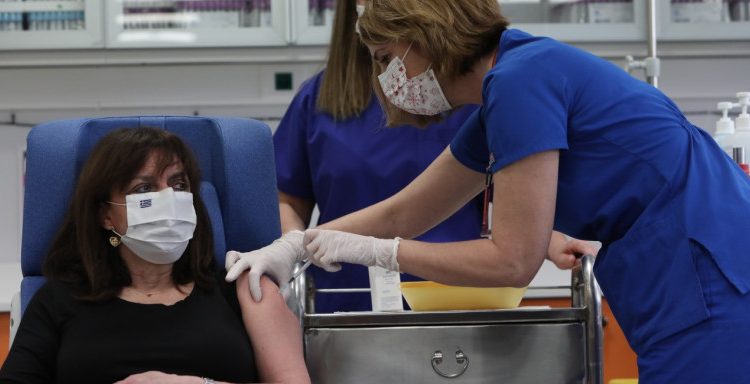 Εμβολιάστηκαν η Πρόεδρος της Δημοκρατίας, ο Πρωθυπουργός και ο Σωτήρης Τσιόδρας