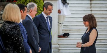 Εμβόλιο: Κοινό μήνυμα από Σακελλαροπούλου, Μητσοτάκη, πολιτικούς αρχηγούς -Θα εμβολιαστούν από τους πρώτους