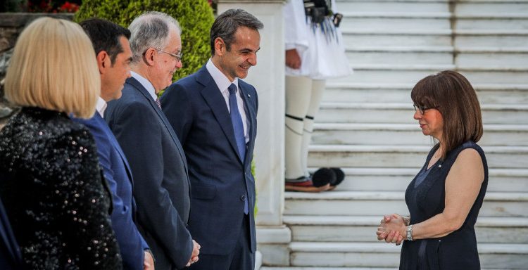 Εμβόλιο: Κοινό μήνυμα από Σακελλαροπούλου, Μητσοτάκη, πολιτικούς αρχηγούς -Θα εμβολιαστούν από τους πρώτους