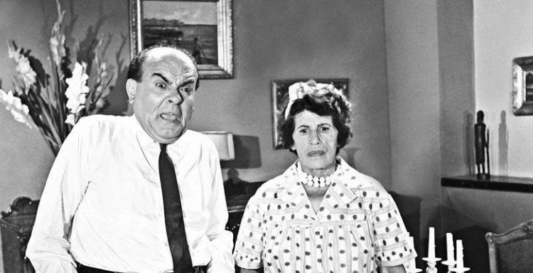 Σπάνια φωτό από την Πρωτοχρονιά του 1965: Γεωργία Βασιλειάδου, Αυλωνίτης, Ρίζος κόβουν βασιλόπιτα [εικόνα]