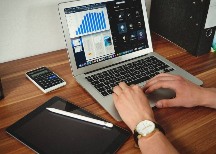 Voucher 200 ευρώ: Μέσω taxisnet και με help desk αιτήσεις δικαιούχων για τάμπλετ και λάπτοπ