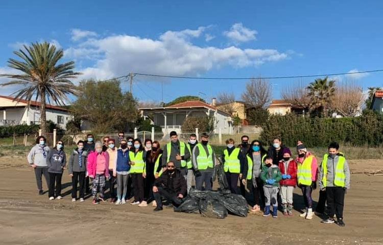 ΚΑΤΑΚΟΛΟ: Εθελοντική συμμετοχή στην καθαριότητα της παραλίας (φωτο)