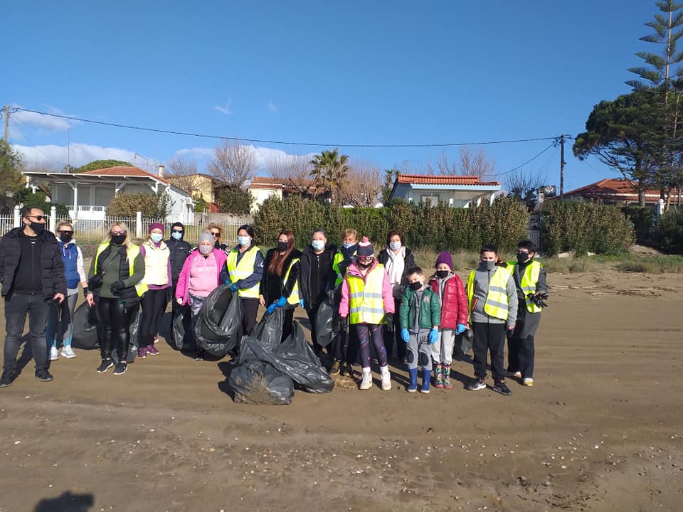 Δήμος Πύργου: Μικροί και μεγάλοι δημότες εθελοντές καθάρισαν από πλαστικά και άλλα φερτά υλικά την παραλία στο Κατάκολο - Συγκεντρώθηκαν πάνω από 150 σακούλες με πλαστικά απορρίμματα (photos)