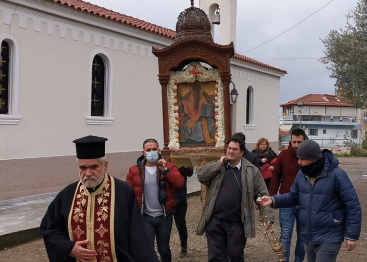 H μεταφορά της εικόνος του Πολιούχου του Πύργου Αγίου Χαραλάμπους, εν μέσω κοροναϊού.