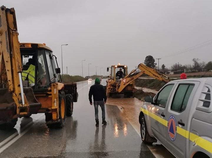 Όλες τις νυχτερινές ώρες συνεργεία του Δήμου Ανδραβιδας-Κυλληνης σε πλήρη επιφυλακή λόγω της έντονης βροχόπτωσης