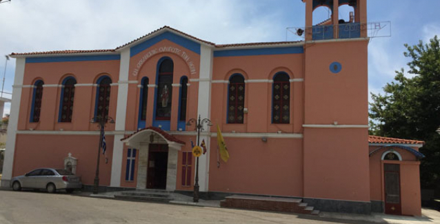 ΗΛΕΙΑ: Με κλειστές πόρτες και πιστούς στο προαύλιο λειτούργησαν οι εκκλησίες