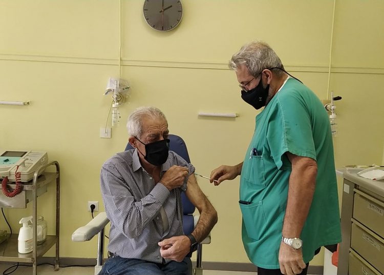 Εμβολιάστηκε για τον covid – 19 ο Δήμαρχος Ήλιδας Γ. Λυμπέρης