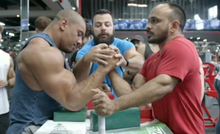 Ο Δαβίδ ξανακέρδισε τον Γολιάθ: Άνδρας 70 κιλών νίκησε bodybuilder (vid)