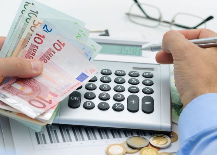 ΕΠΙΧΕΙΡΗΣΕΙΣ: “Κούρεμα” προκαταβολής φόρου και μειωμένος ΦΠΑ στο τουριστικό πακέτο για όλο το 2021