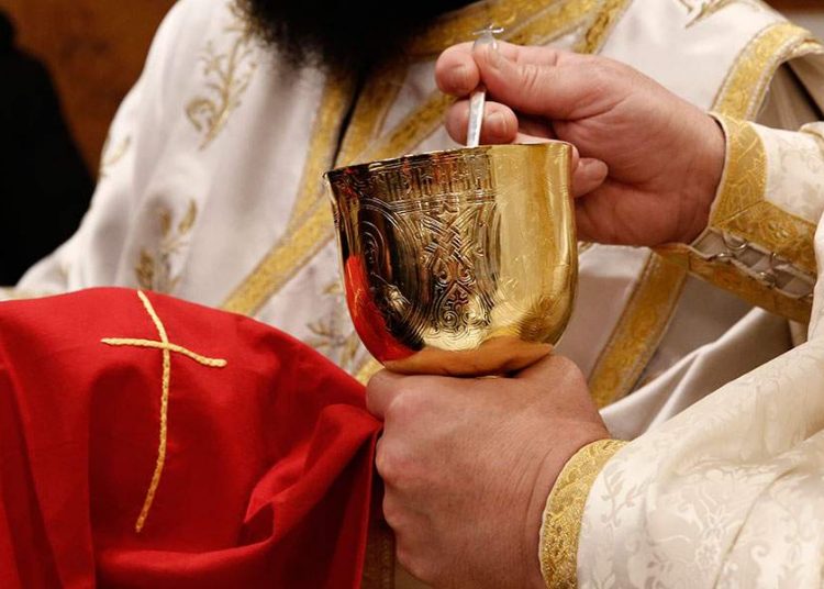 Θετικός στον Covid 19 ιερέας σε πόλη της Ηλείας – Την Πρωτοχρονιά κοινώνησε πιστούς και ανήλικα παιδιά !