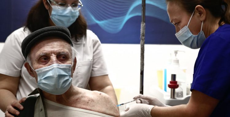 Εμβολιασμοί: Από σήμερα τα ραντεβού για τις ηλικίες 80-84 -Βήμα βήμα η διαδικασία