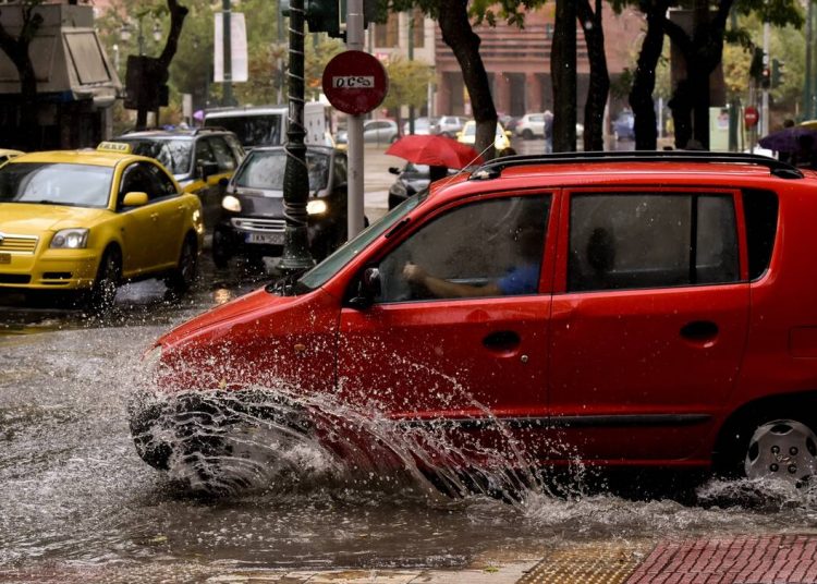 Έκτακτο δελτίο καιρού: Καταιγίδες, χαλάζι και θυελλώδεις άνεμοι από αύριο το απόγευμα