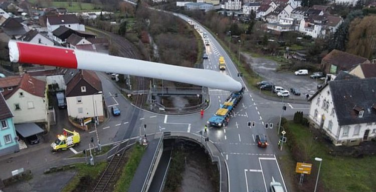 Πώς μεταφέρεται το πτερύγιο 67 μέτρων μιας ανεμογεννήτριας σε ένα αιολικό πάρκο;- Απίστευτες εικόνες από τη διέλευση μέσα από μικρά χωριά