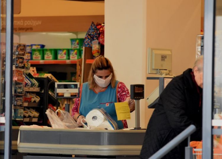 Ζητούν να εμβολιαστούν άμεσα οι εργαζόμενοι σε Σούπερ Μάρκετ και ΜΜΜ
