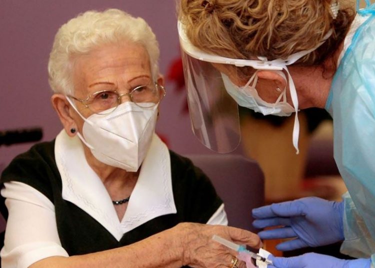 Εμβολιασμοί: Αρχίζουν να φαίνονται τα πρώτα θετικά σημάδια στις ηλικίες άνω των 75 ετών