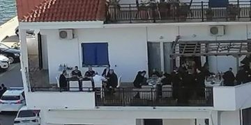 Αντιδράσεις για το γεύμα του πρωθυπουργού σε βεράντα βουλευτή στην Ικαρία