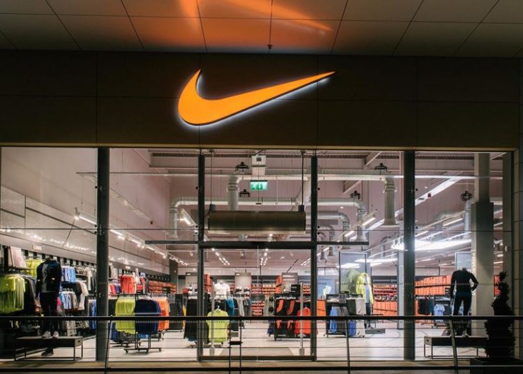 Η ΝΙΚΕ τραβάει την “πρίζα” σε 300 καταστήματα. Και στον Πύργο