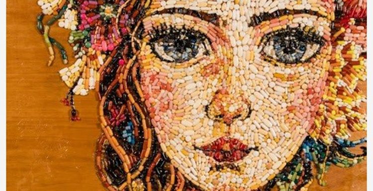 Γιατρός στην Κρήτη φτιάχνει ψηφιδωτά από ληγμένα χάπια -Το ισχυρό μήνυμα κατά των αρνητών [εικόνες]