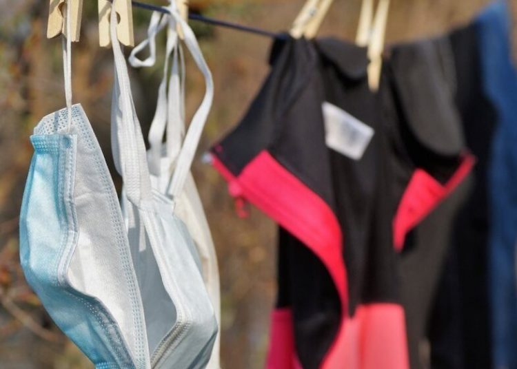 Πόσο επιβιώνει ο κορωνοϊός σε χαρτονομίσματα, ρούχα, δέρμα, μάσκες