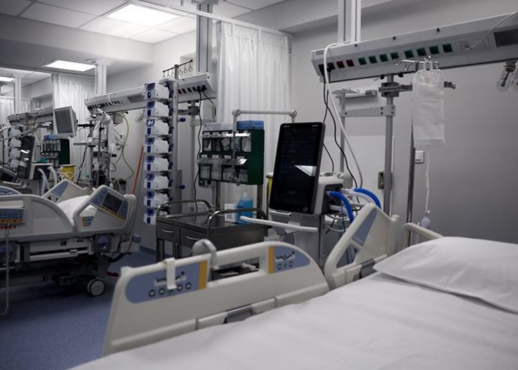 Ρεκόρ εισαγωγών στα νοσοκομεία: Δίνουν εκτάκτως εξιτήρια για να αδειάσουν κλίνες – Άλλες 70 ΜΕΘ για ασθενείς με Covid-19